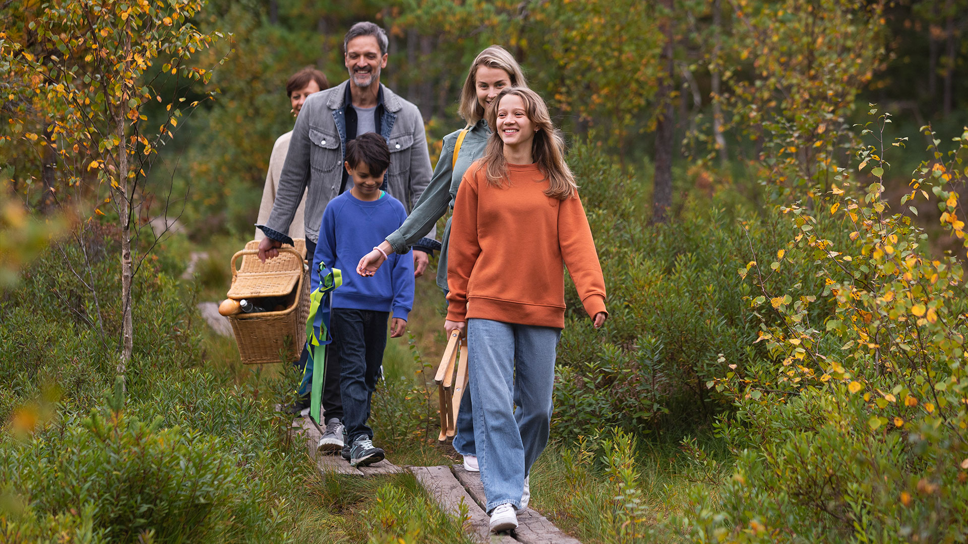 Familj på promenad genom Gömmarens naturreservat